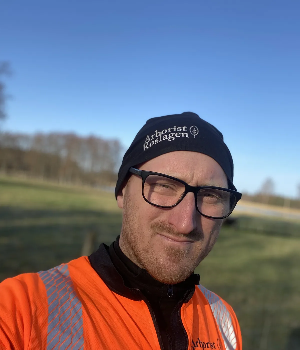 Jacob på Arborist Roslagen AB i företagets arbetskläder