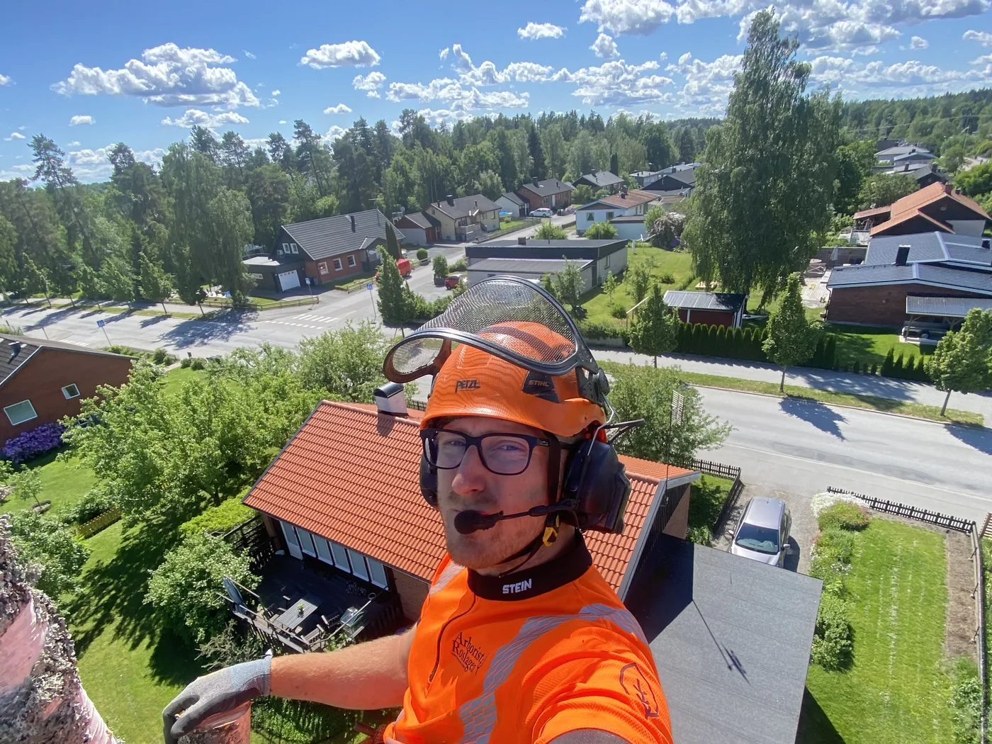 Jacob utför trädarbete i Norrtälje kommun